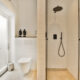 Witte badkamer met zwarte details