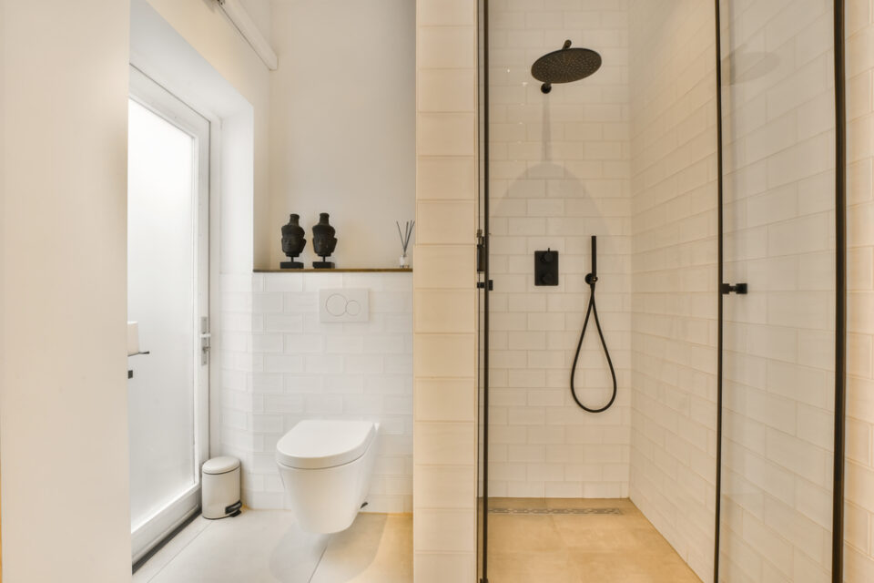Witte badkamer met zwarte details