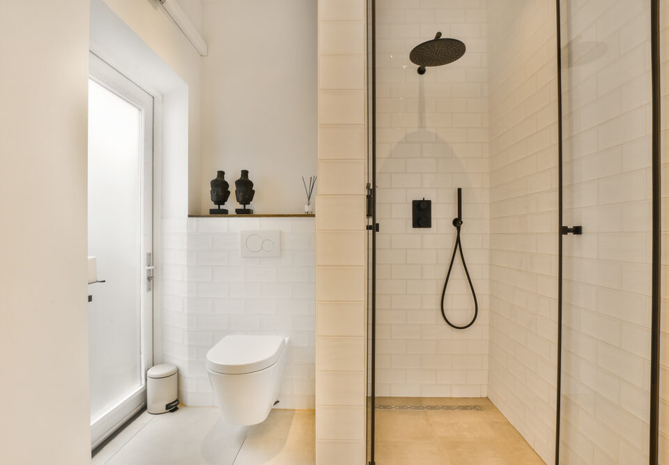 Witte badkamer met zwarte details