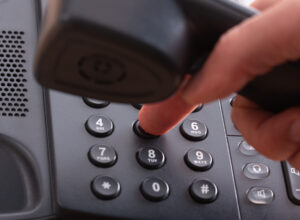 Close up van vinger die telefoonnummer kiest