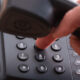 Close up van vinger die telefoonnummer kiest