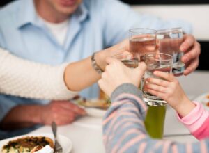 Familie proost met waterglazen