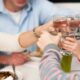 Familie proost met waterglazen