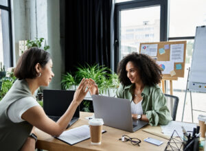 vrouw laptop samenwerken