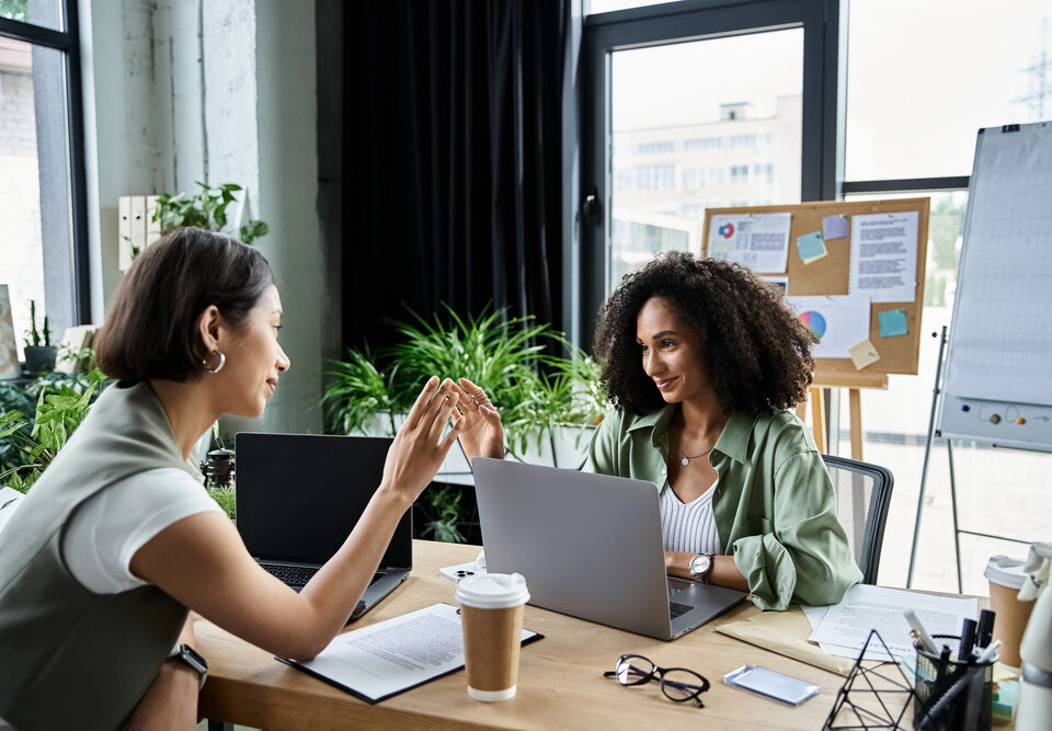 vrouw laptop samenwerken